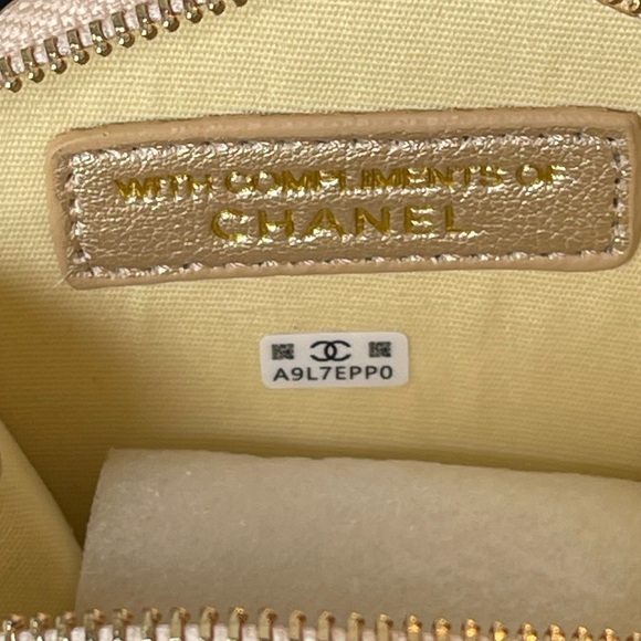 NEW CHANEL MATELASSE COCO MARK YEAR CHAMPAGNE GOLD LAMBSKIN COIN/AIRPODS CASE - Picture 10 of 12
